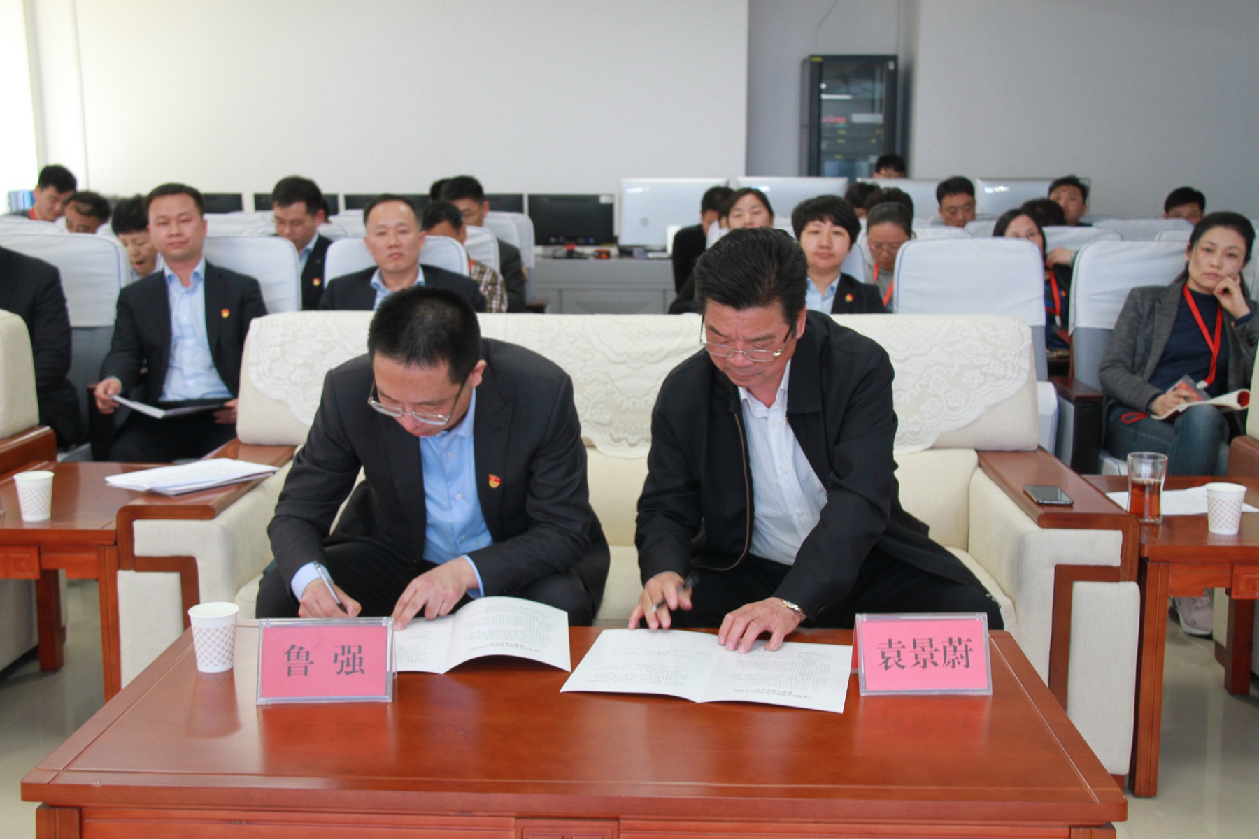 市公共资源交易中心党支部与上海浦东发展银行许昌分行第一党支部举行党建联建共建协议签约仪式